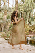 Modelo con pareo Cocumba de la colección Saguaro y bañador Cartagena