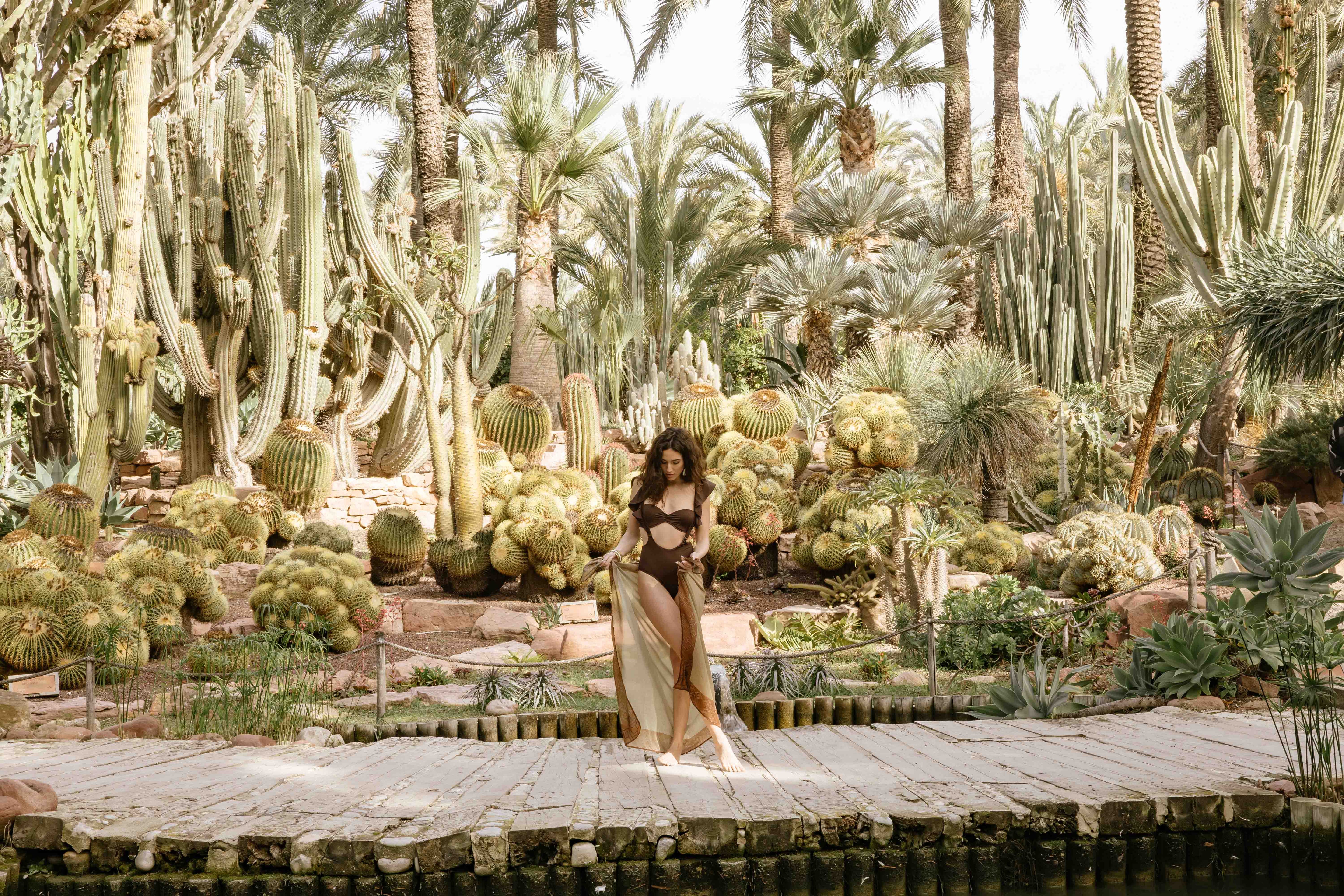 Chica en un palmeral tropical con modelo de bañador marrón Cartagena de Cocumba Colletion