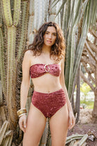 Chica con bikini Jaipur de la colección Saguaro 2026 de Cocumba Collection