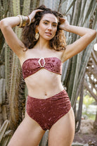 Chica con bikini Jaipur de la colección Saguaro 2026 de Cocumba Collection