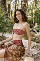 Chica con pareo palmeras de Cocumba Collection junto a bikini Jaipur