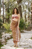 Chica con pareo palmeras de Cocumba Collection junto a bikini Jaipur