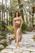 Chica con pareo palmeras de Cocumba Collection junto a bikini Jaipur