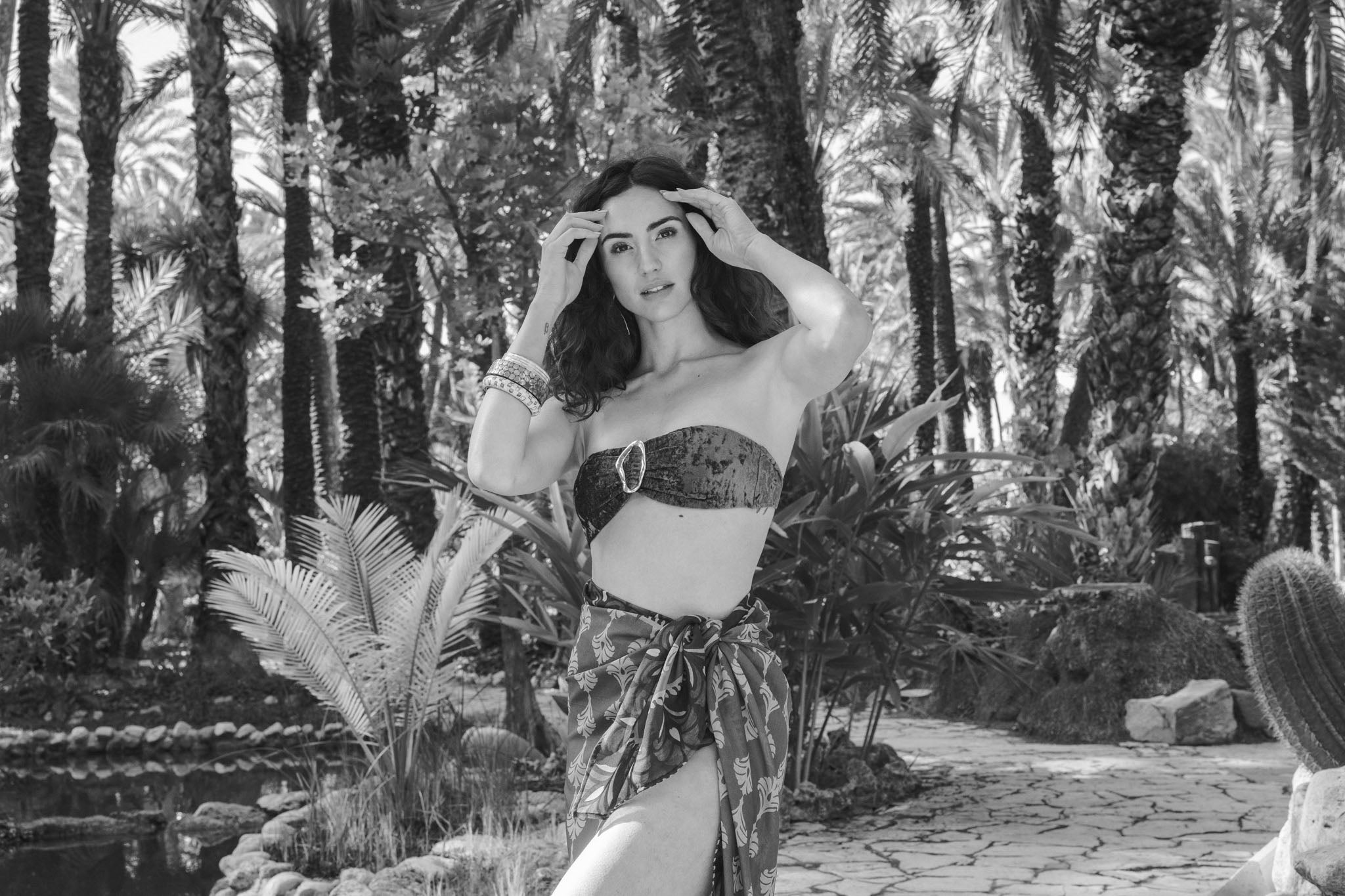 modelo con bikini de terciopelo rosa y detalle dorado en el top de la marca Cocumba Collection .También lleva puesto el pareo de palmeras de Cocumba Collection