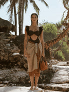 Modelo con bolso artesanal cuatro tetas cauca, con bañador cartagena y pareo Cocumba